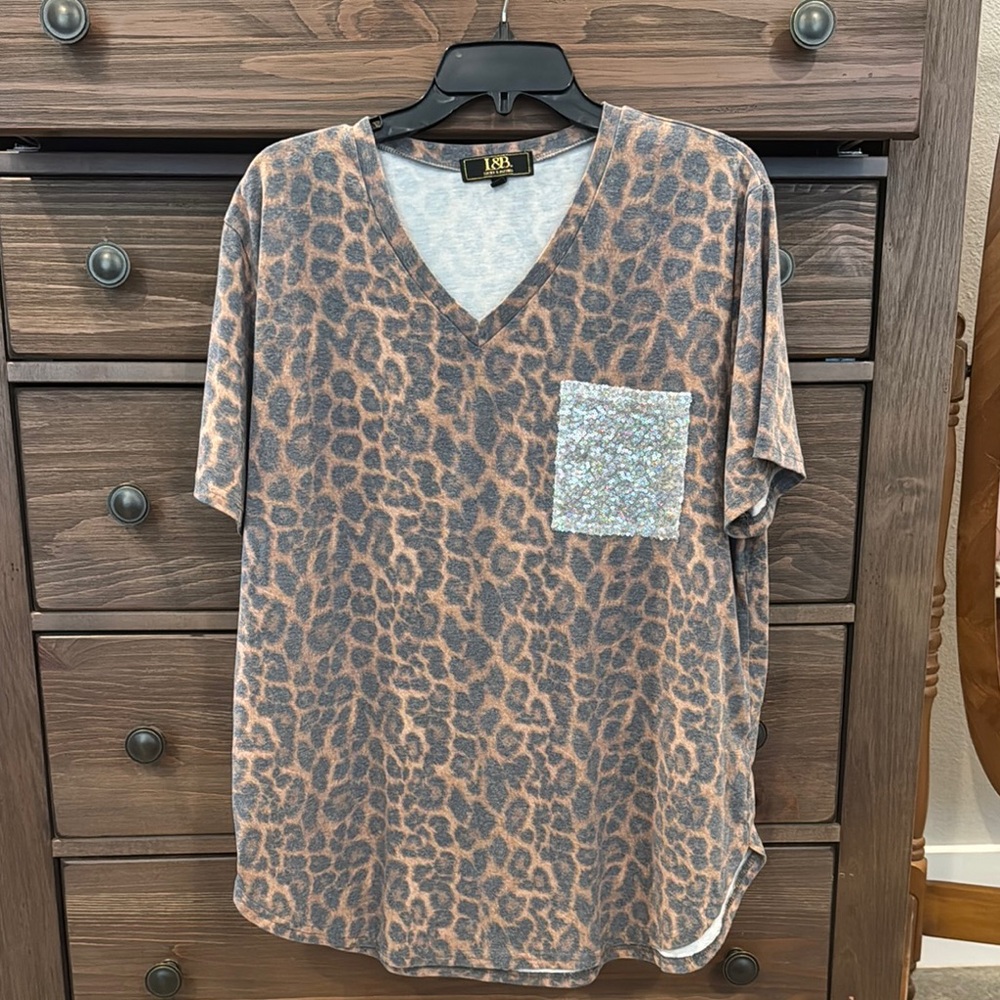 Leopard Print V-Neck T-Shirt with Sequin Pocket